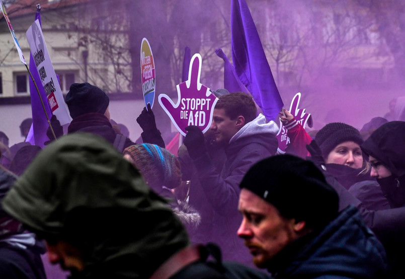 Jak podała policja, funkcjonariuszy obrzucono kamieniami i butelkami. Jeden z demonstrantów, który przykuł się łańcuchem do metalowej piramidy, złamał nogę i został odwieziony do szpitala