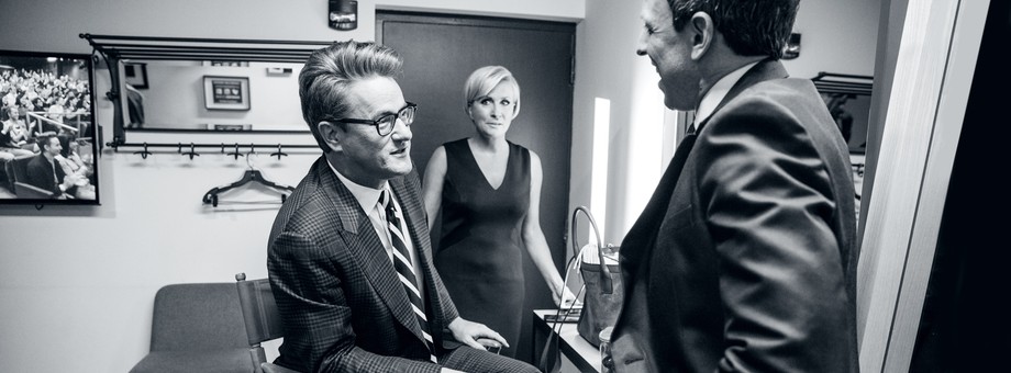 Joe Scarborough i Mika Brzezinski rozmawiają z gospodarzem programu „Late Night with Seth Meyers” przed wejściem na wizję, marzec 2017