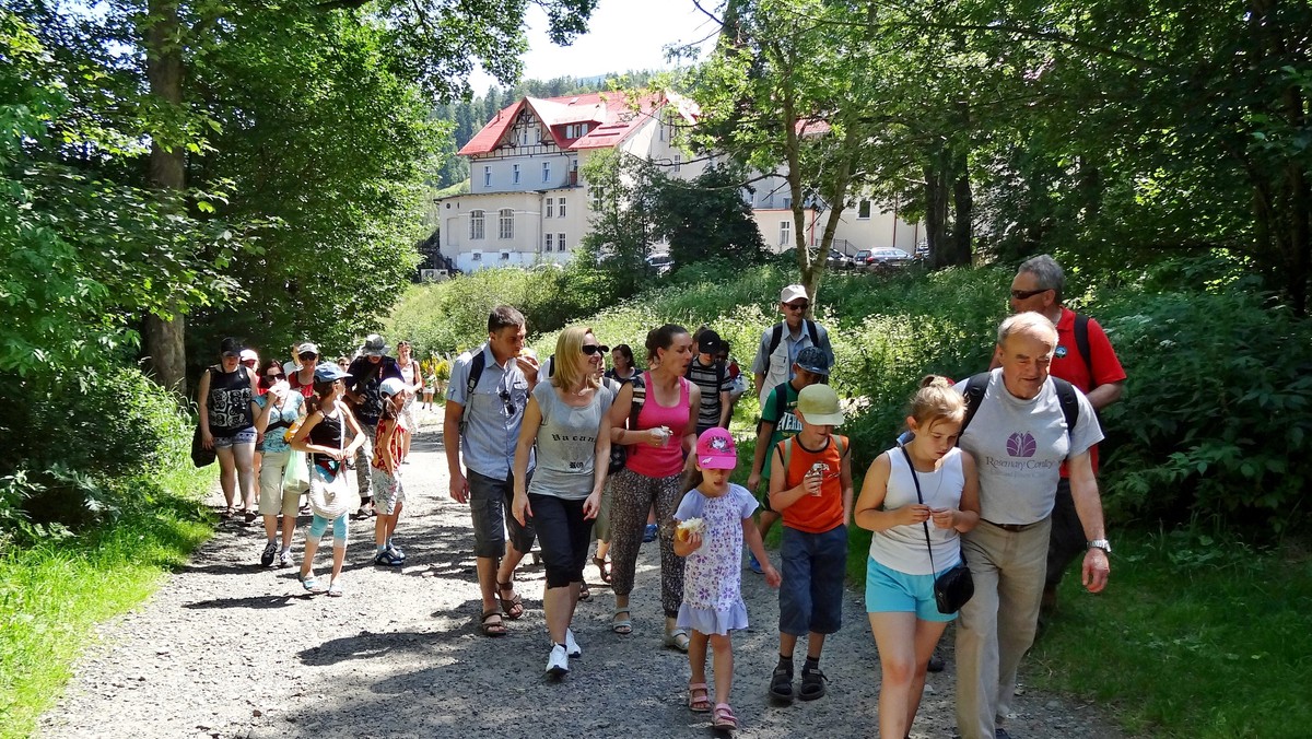 Patrycja Markowska, Beata Chmielowska-Olech, Ewa Wachowicz, Magdalena Walach, Jakub Błaszczykowski, Marcin Dorociński, Rafał Sonik, Krzysztof Ziemiec, to tylko kilka znanych osób, które przekazały torebki i krawaty na charytatywną licytację, organizowaną w ramach akcji "Torebka i krawat naszpikowane dobrem".