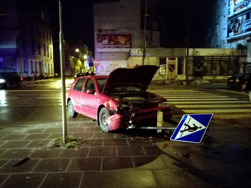 Wypadek na Gdańskiej. Skoszony znak i przewrócone auto