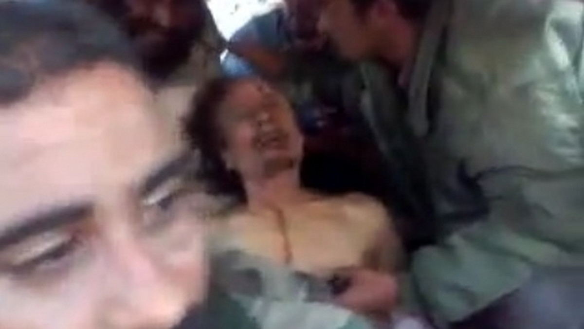 Dziewięć miesięcy po zabójstwie Muammara Kaddafiego do internetu trafiło kolejne nagranie wideo, na którym widać ciało libijskiego satrapy. Uśmiechnięci rebelianci, którzy wyciągają z auta zwłoki martwego dyktatora, bawią się nim jak lalką-brzuchomówcą.