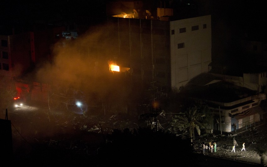 Palestinski spasioci ispred zgrade u Gazi uništene u sinoćnjem izraelskom raketnom napadu