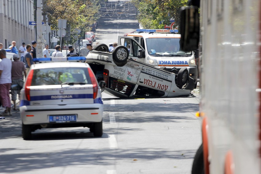 Prevrnut automobil restorana "Don Gedža" u Dobračinoj