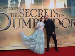 Piersi na pierwszym planie: TAK aktorka z polskimi korzeniami podbijała londyński czerwony dywan