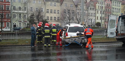 Auto rozbite na słupie. Ranna kobieta