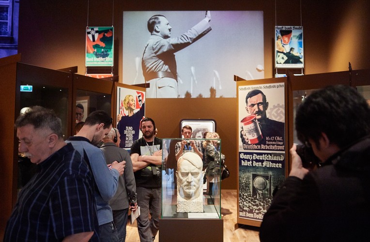 Muzeum czynne będzie od niedzieli do wtorku w godz. 10-19. Ostatni zwiedzający zostaną wpuszczeni do wnętrza o godz. 17. Wtorek będzie w placówce dniem bezpłatnego zwiedzania. Nie będzie jednak możliwości wcześniejszej rezerwacji miejsc na ten dzień: bezpłatny bilet na wystawy można będzie pobrać wyłącznie w kasie muzeum w dniu zwiedzania.