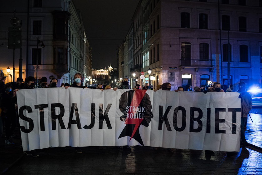 Protest przed kurią i mieszkaniem kard. Stanisława Dziwisza