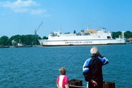 MF Jan Heweliusz cumuje przy nabrzeżu w cieśninie Świny, czerwiec 1992 r.