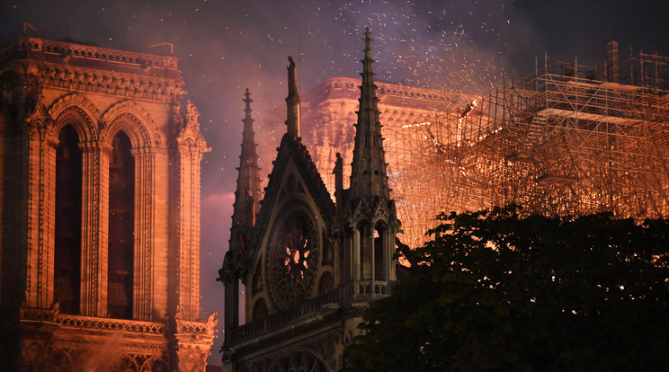 Lángok emésztik a párizsi Notre Dame székesegyház tetőszerkezetét / Fotó: MTI/EPA/Julien De Rosa 