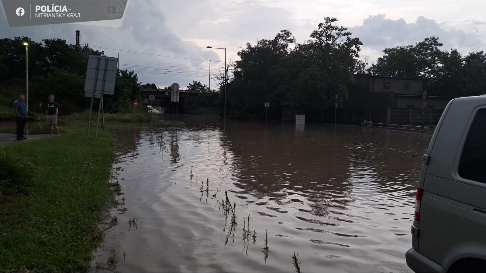 V Nitrianskom kraji majú po búrke záchranné zložky plné ruky práce.