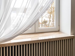 To najlepszy moment, by to zrobić. Jak szybko umyć parapet, by lśnił w święta jak nowy?