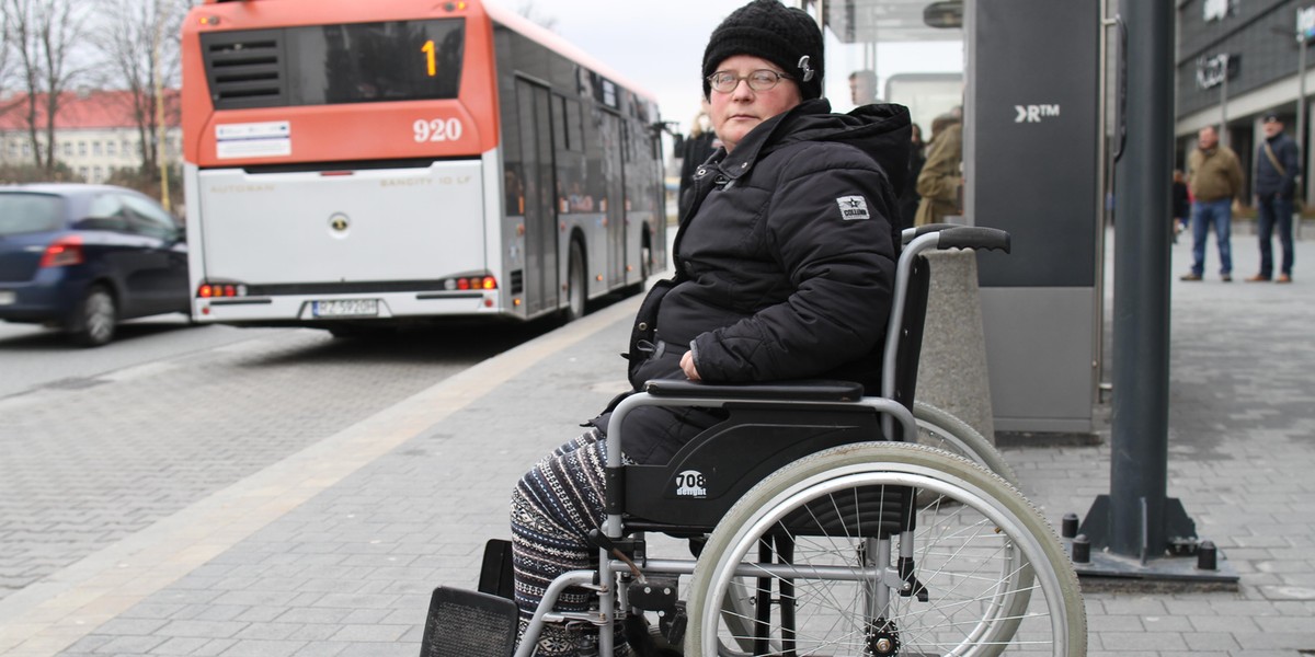 Pani Maria porusza się na wózku inwalidzkim i nierzadko ma wielki problem, by wsiąść do autobusu