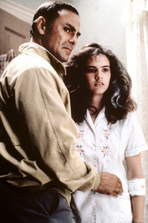 John Saxon jako Porucznik Donald Thompson i Heather Langenkamp jako Nancy Thompson w filmie "Koszmar z ulicy Wiązów" (1984)