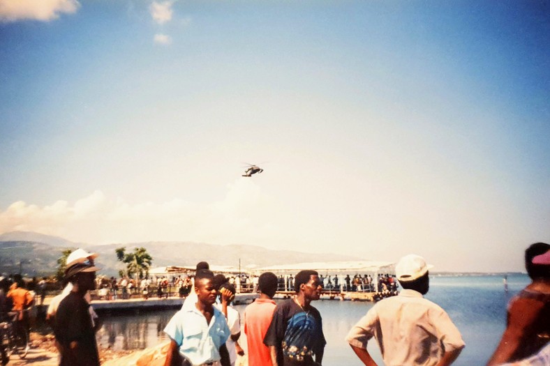 Haitańczycy oglądają rozpoczynającą się właśnie inwazję Amerykanów na Haiti. Port-au-Prince, wrzesień 1994 r. 