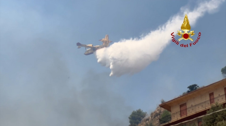 A tűzoltó repülőgép az egyik percről a másikra tűnt el az égről/ Fotó: Northfoto