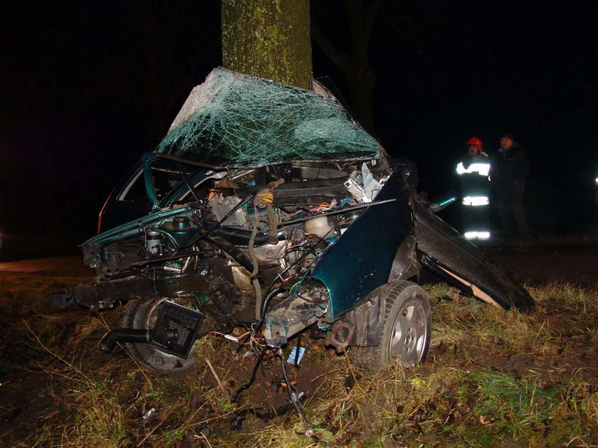 Samochód zawinął się wokół drzewa! FOTO