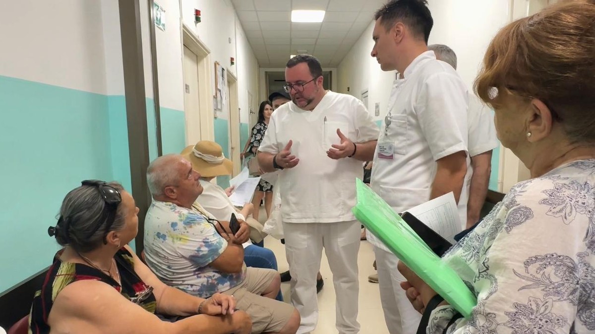 Dr Milan Lazarević, direktor UKC Niš, u razgovoru sa pacijentima