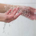 Czy wiesz, ile wody zużywasz pod prysznicem? Ta wiedza zmniejszy twoje rachunki