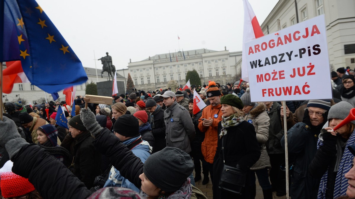 WARSZAWA PAŁAC PREZYDENCKI PROTEST KOD OPOZYCJA (protestujący przed Pałacem Prezydenckim)