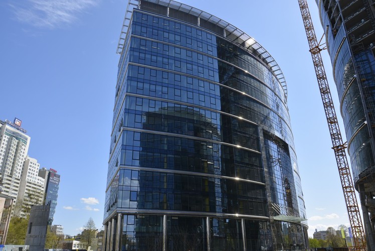 Pierwszy z niższych budynków jest już oddany do użytku. Właśnie tutaj swoją siedzibę będzie miała unijna agencja Frontex (Europejska Agencja Zarządzania Współpracą Operacyjną na Zewnętrznych Granicach Państw Członkowskich Unii Europejskiej). Frontex był pierwszym najemcą Warsaw Spire. Agencja wynajęła 14 600 m2 powierzchni w budynku B. Od stycznia tego roku prowadzi prace w nowym biurze. Drugi budynek(C) zostanie oddany do użytku jesienią.