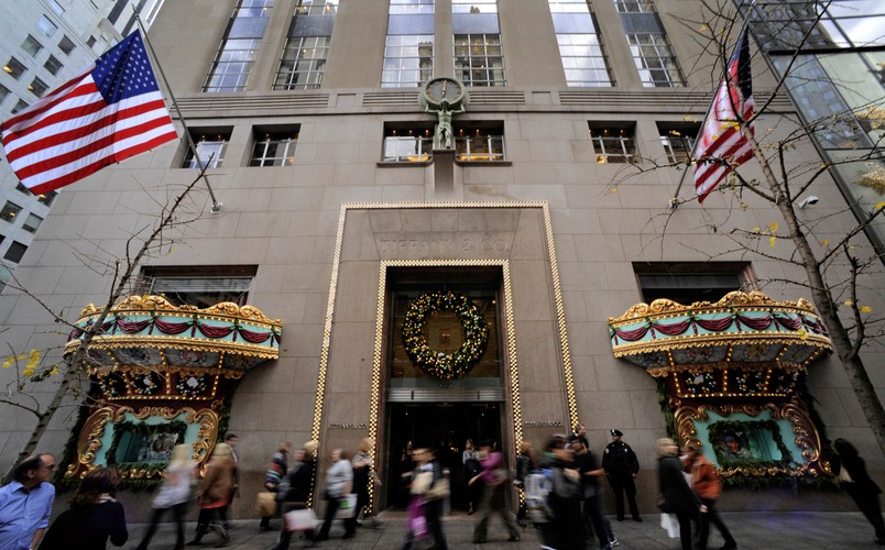 Mimo ogromnej różnorodności kulturowej i etnicznej Stanów Zjednoczonych, ponad 90 procent Amerykanów obchodzi Boże Narodzenie. Święto to traci jednak powoli religijny charakter. Tak wynika z najnowszego sondażu ośrodka Pew Research Center.
Niemal wszyscy chrześcijanie i ośmiu na dziesięciu nie-chrześcijan w USA obchodzi Boże Narodzenie. Jednak tylko połowa deklaruje, że święto to ma dla nich religijny charakter, choć w niepokalane poczęcie Jezusa wierzy aż trzy czwarte. Dla jednej trzeciej Amerykanów Boże Narodzenie to głównie tradycja i wydarzenie kulturowe.
Zdecydowana większość, bo aż 86 % mieszkańców USA, spędzi święta w gronie rodziny i przyjaciół. Tyle samo kupi im prezenty. Z sondażu Pew Research Center wynika, że Amerykanie utrzymują tradycję świąteczną znaną z dzieciństwa - ustawiają choinkę, przygotowują świąteczne potrawy i , mimo rozwoju internetu, wciąż wysyłają świąteczne kartki.
Amerykanie lubią Boże Narodzenie przede wszystkim dlatego, że mogą spędzić czas z rodzina i przyjaciółmi. Najbardziej nie podoba im się komercjalizacja świąt, ich koszt oraz tłok w sklepach w okresie przedświątecznym.