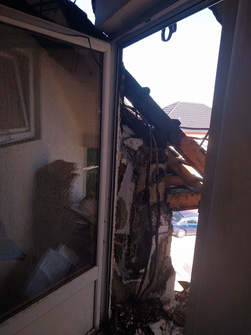 Ogroman plamen zahvatio krov, požar izbio na porodičnoj kući