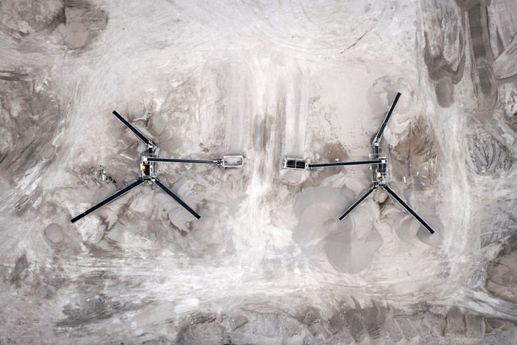 Polska. „Toxic Beauty”, czyli ślady cywilizacji człowieka odciśniętych w krajobrazie. Trudno dostępne przestrzenie przemysłowe, dokładnie składowiska odpadów, zdradzają swoje toksyczne piękno z perspektywy lotu ptaka. Zdjęcia Kacpra Kowalskiego otrzymały pierwsze miejsce za fotoreportaż w kategorii 