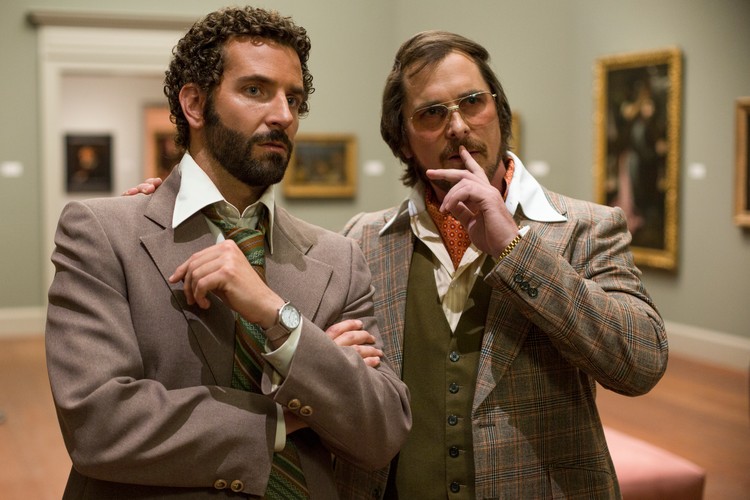 Bradley Cooper i Christian Bale w filmie 'American Hustle'