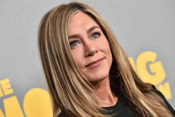 Dženifer Aniston podelila FOTKE SA DEČKOM GRKOM i evo dokaza da ju je KARMA NAGRADILA! Godinu dana su u vezi, a u USIHIĆENJE kao na početku: "Mnogo je srećna pored njega, on ima ZARAZNU ENERGIJU"