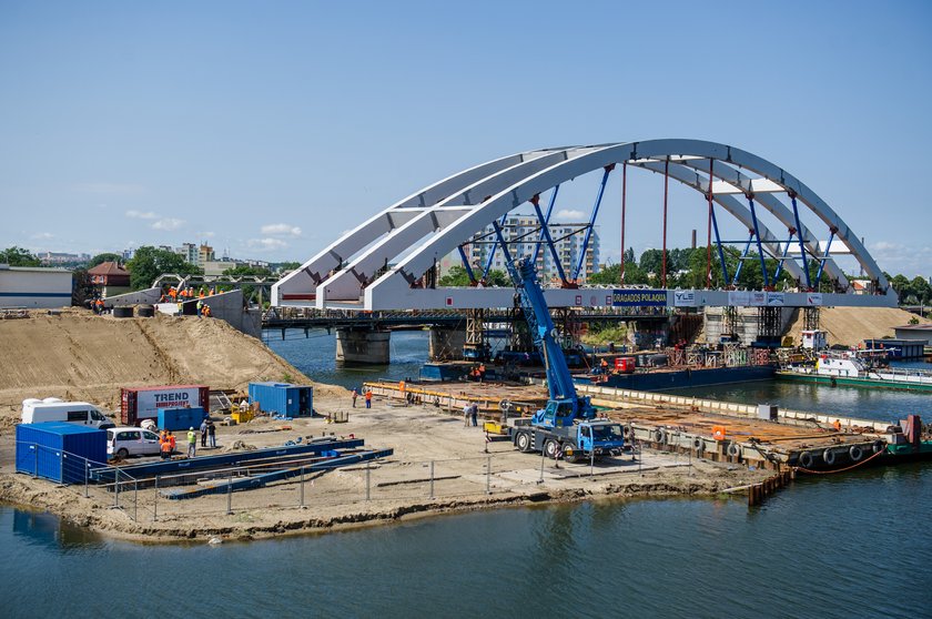 Nowy most kolejowy nad Martwą Wisłą coraz bliżej