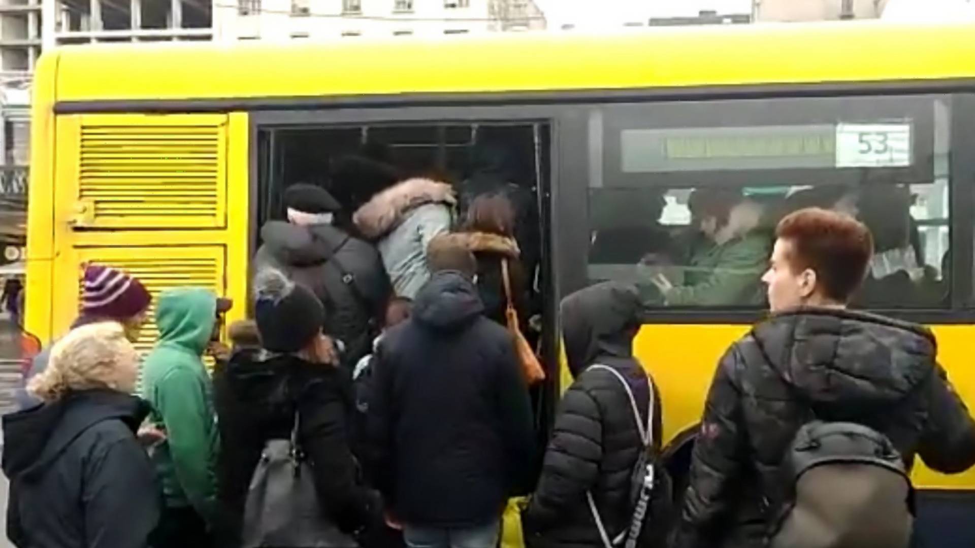 Strašne scene iz gradskog prevoza: građane krive za širenje korone, a ne rade ništa da povećaju broj autobusa