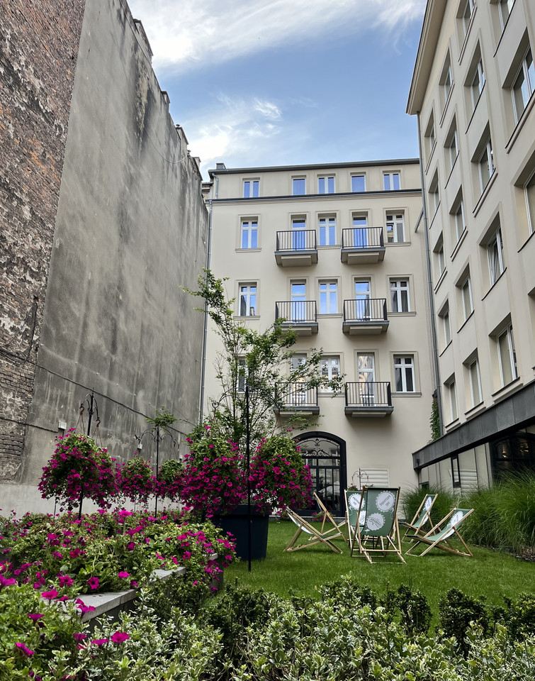 Patio restauracji Garnish Food&Wine, na którym serwowane są psiadania