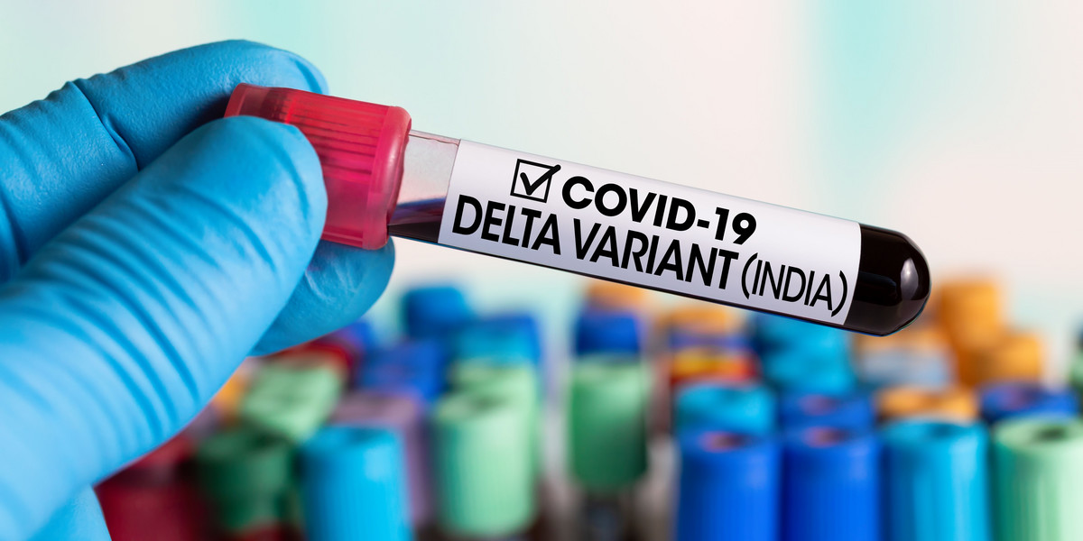 Czy koronawirus delta jest bardzo zakaźny? Niedawno okazało się, że osoby zakażone deltą „produkują” znacznie więcej wirusa niż osoby zarażone pierwszą wersją koronawirusa. Teraz wiemy, że delta jest zakaźna niemal jak ospa. 