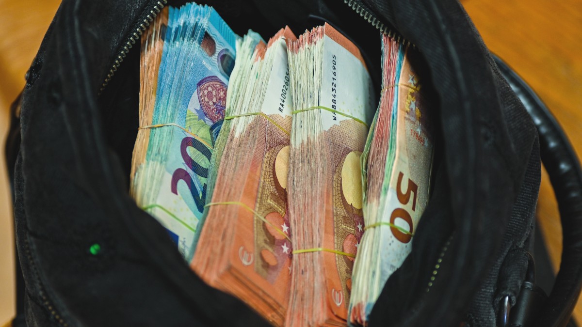 O bulgăroaică a lăsat 45.000 de euro lângă un tomberon, în România: credea că ajută poliția să prindă escroci în fraude bancare