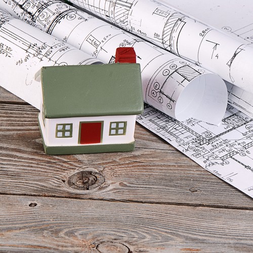 Kolejną pułapką, na którą warto zwrócić uwagę, są niespodzianki w miejscowym planie zagospodarowania przestrzennego oraz studium zagospodarowania przestrzennego gminy. Bardzo często oczarowani urodą swojej przyszłej działki, snujemy plany o przyszłych profitach lub o budowie pięknego domu, nie sprawdzając czy w ogóle będziemy mieć taką możliwość. Może się okazać, że obok naszej działki zarezerwowany jest korytarz na drogę szybkiego ruchu, wyznaczona jest strefa oddziaływania linii energetycznych lub nieprzekraczalna linia zabudowy od naturalnych cieków wodnych. Takie zapisy mogą istotnie ograniczyć możliwości zabudowy. Warto więc, przed dopełnieniem formalności, przestudiować plany, by uniknąć rozczarowania.