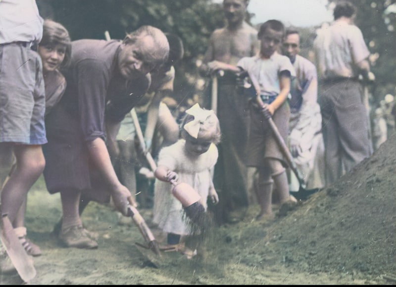 W sierpniu 1939 roku krakowianie całymi rodzinami pomagali w kopaniu rowów przeciwlotniczych.