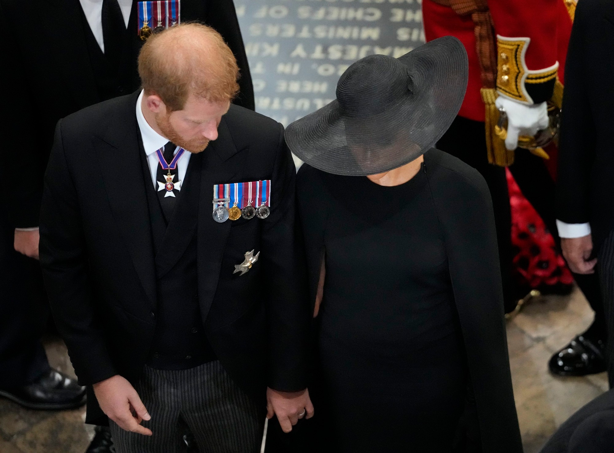 Harry a Meghan sa držali za ruky.