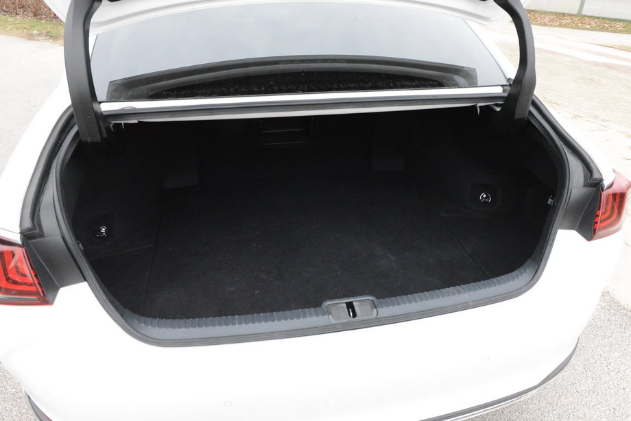 Lexus ES 300h ma spory bagażnik, ale rywale dają więcej przestrzeni na pakunki. Ponadto, duże zawiasy wnikają do wnętrza przestrzeni bagażowej.