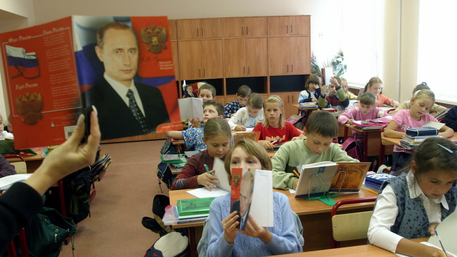 Minister edukacji Rosji otwarcie określił udział szkół jako kluczowy w walce Moskwy o "wygranie wojny informacyjnej i psychologicznej" z Zachodem  (zdjęcie ilustracyjne)