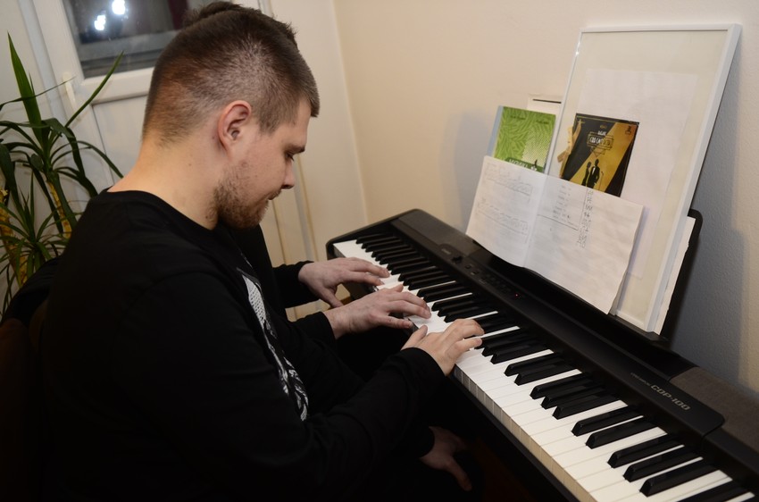 Kada svira, ćuti i koncentriše se: Mihailo za klavirom