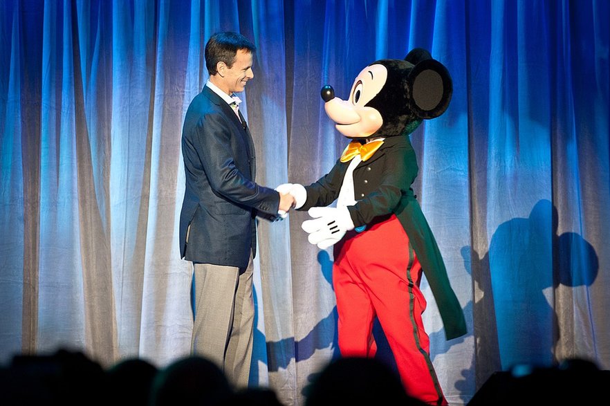 Myszka Miki i Thomas O. Staggs, prezes Walt Disney Parks and Resorts, na Expo 2011 (fot. Josh Hallett)