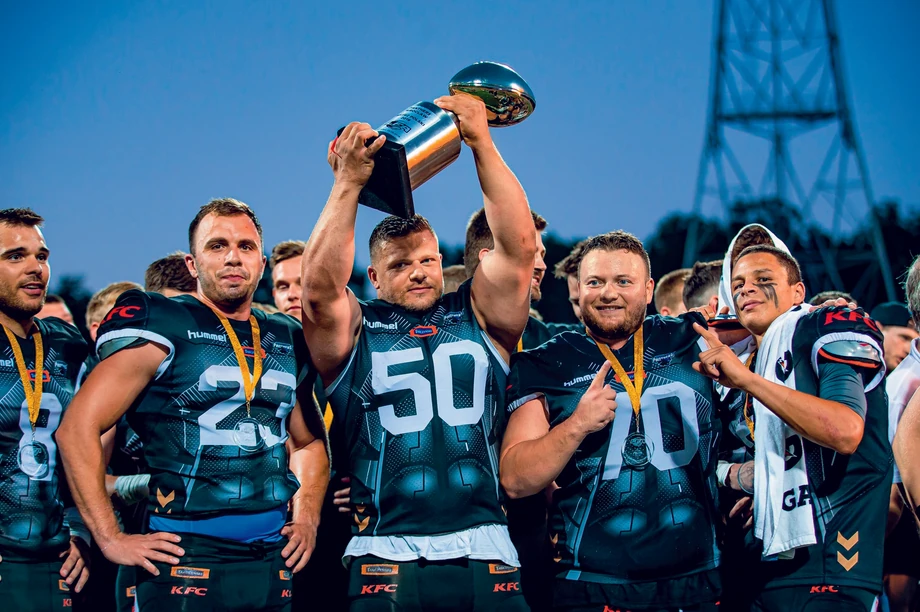 Futbol amerykański to wielka pasja Dawida i Tomasza Tarczyńskich. Do rodziny należy drużyna Panthers Wrocław, z którą obaj zdobyli mistrzostwo kraju. Dawid gra w reprezentacji Polski 