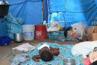 Haiti Caritas Dziecko śpiące w prowizorycznym szałasie