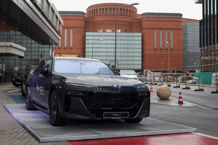 Uczestnicy Diamentów Forbesa 2024 mieli również możliwość zobaczenia najnowszej elektrycznej limuzyny BMW i5.