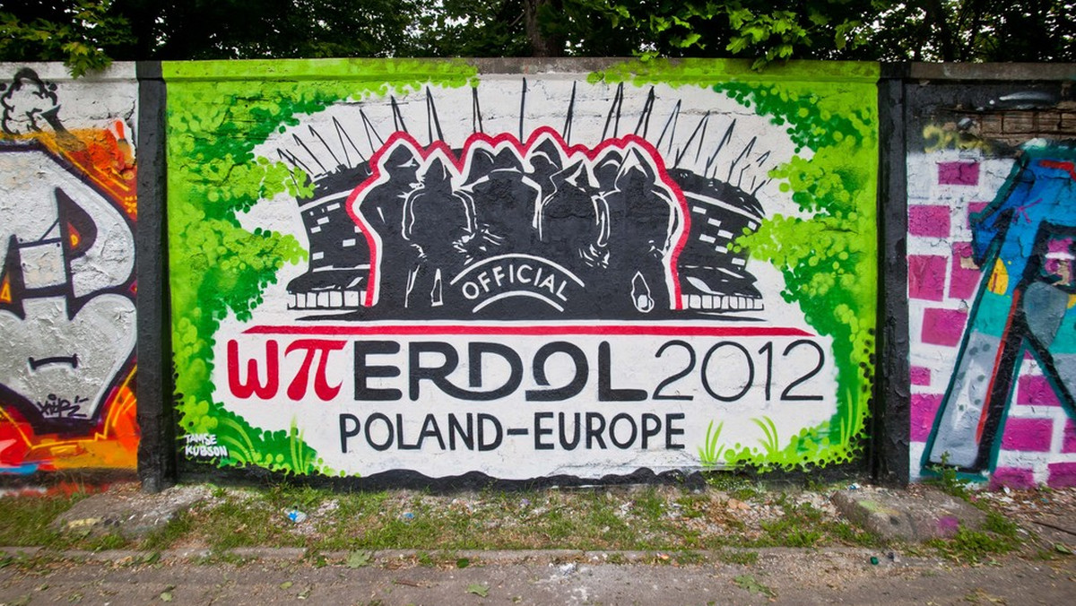 Niektórzy eurokibice nie są przyzwyczajeni do tego, że w ich życiu pojawia się tak wiele skrajnych emocji na raz. Ogrom kobiet, które cechuje problem z podejmowaniem decyzji i wyboru, skarży się lekarzom na nasilające się problemy z błędnikiem i narządem wzroku. Panie zwyczajnie nie wiedzą, na którego z piłkarzy na murawie patrzeć i jak unikać wzroku tych, którzy wprawiają je w zakłopotanie dopytując o to, od kiedy tak interesują się piłką nożną. Euroatmosfera, dla ludzi, którzy na co dzień zżerani są przez rutynę dnia powszedniego, kibicowanie może być sporym wyzwaniem.