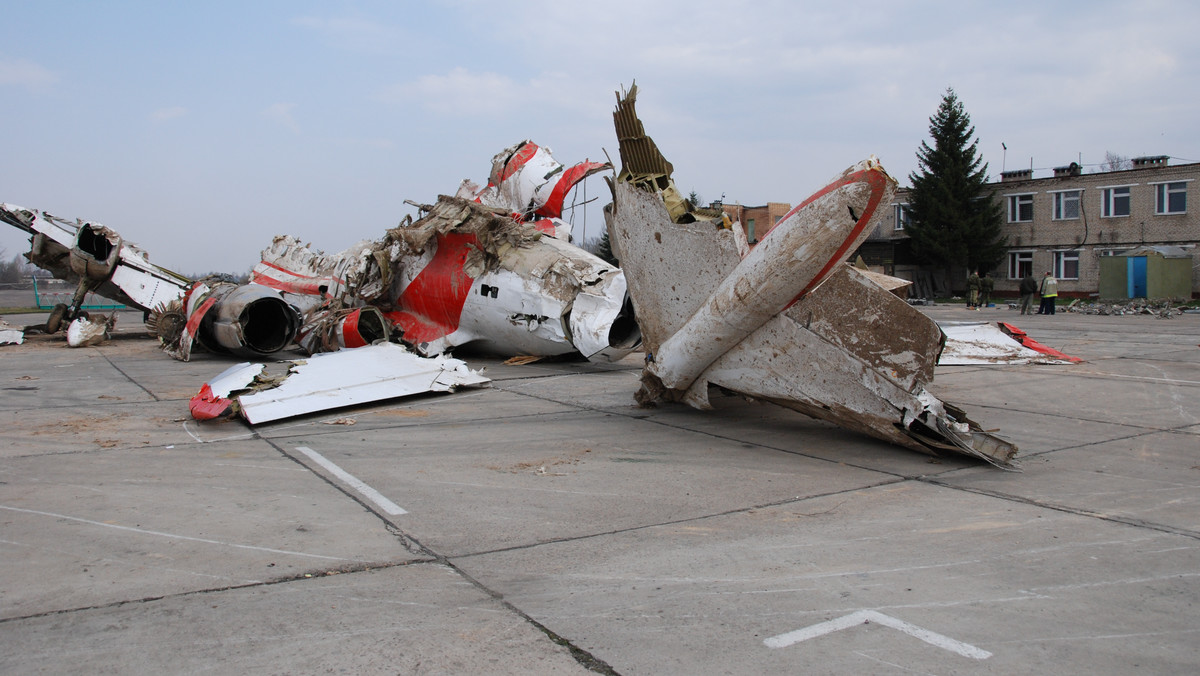 Wrak prezydenckiego Tu-154M na lotnisku w Smoleńsku