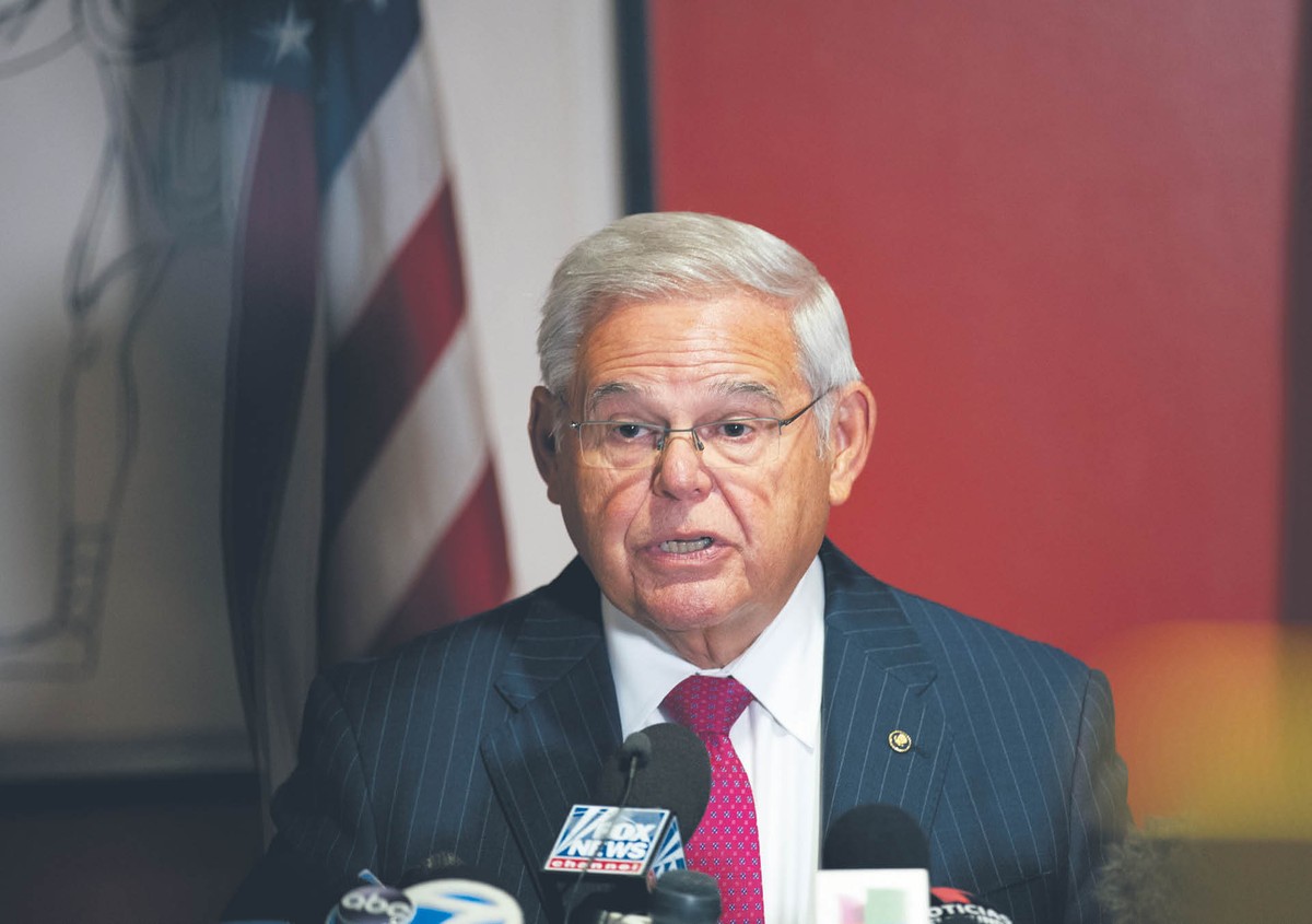 To już drugi akt oskarżenia, z którym musi się mierzyć Bob Menendez, w 2015 r. zarzucono mu przyjmowanie hojnych datków na kampanię od lekarza z Florydy w zamian za presję na urzędników rządowych