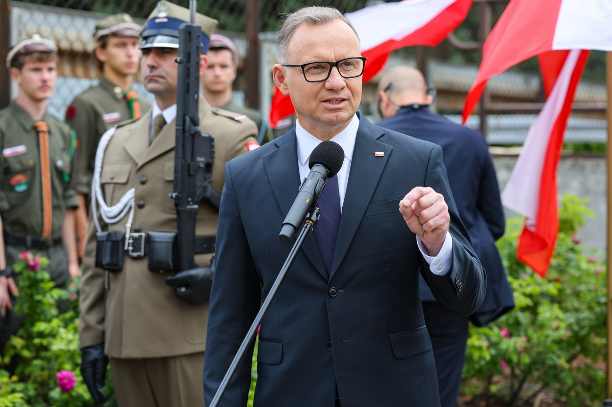 Andrzej Duda na uroczystości upamiętnienia ofiar rzezi Woli. Mówi do zebranych przez mikrofon