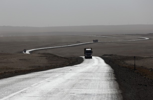 Ciężarówki przewożące węgiel na drodze w South Gobi prowadzącej do granicy Mongolii z Chinami.