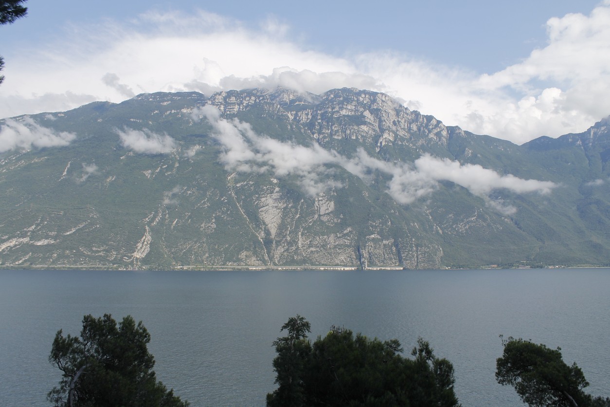 Výhľad z cyklotrasy Ciclopista del Garda na jazero Garda pri Limone sul Garda.